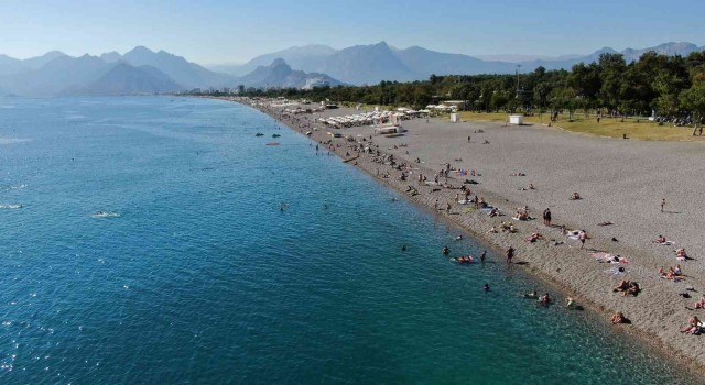 Antalya sahillerinde Ekim ayı sonunda yaz yoğunluğu