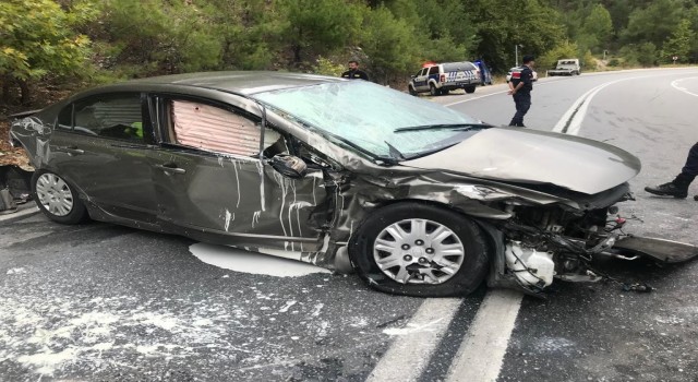 Antalyada 2 araç çarpıştı: 3 yaralı