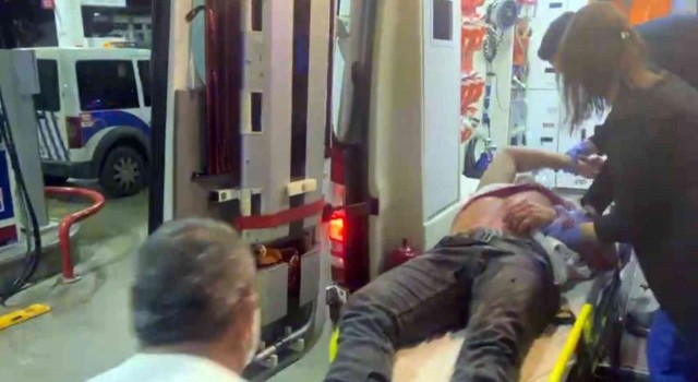 Antalyada 4 kişinin saldırısında bıçakla yaralanan genç benzinliğe sığındı