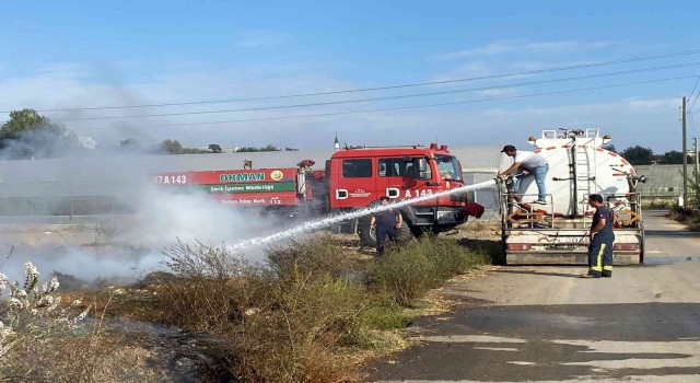 Antalyada çalılık alandaki yangın büyümeden söndürüldü