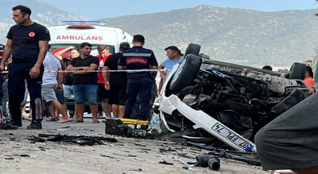 Antalyada feci kaza: Dede ile 2 yaşındaki torunu öldü, 4 kişi yaralandı