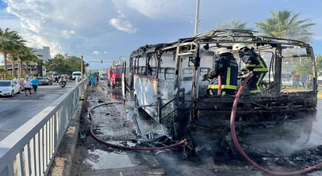 Antalyada öğrenci servis midibüsü alev alev yanıp hurdaya döndü