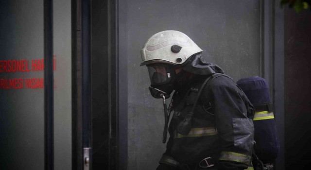 Antalyada sahildeki işletmede çıkan yangın paniğe neden oldu