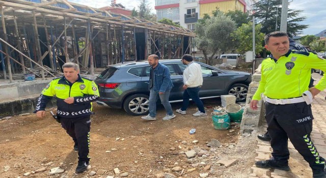 Antalyada turistin kiraladığı lüks aracı çaldı, Burdurda duvara çarpınca yakalandı