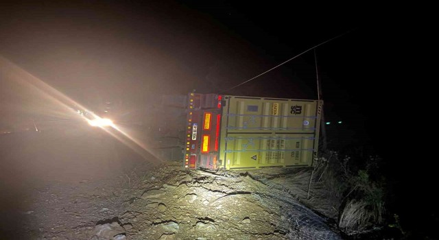 Antalyada virajı alamayan bebek maması yüklü tır devrildi: 1 yaralı