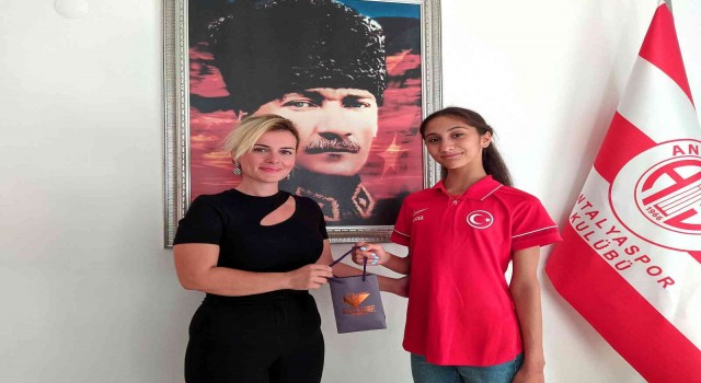 Antalyasporlu Melisaya Ödül