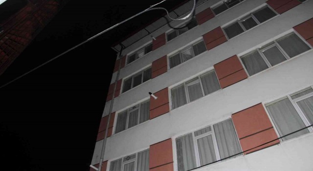 Apartmanın 4üncü katından atlayan genç kız yaralı kurtuldu