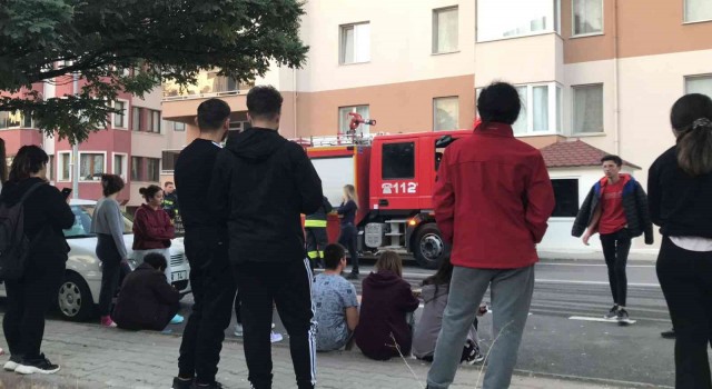 Apartta ocakta çıkan yangın korkuttu