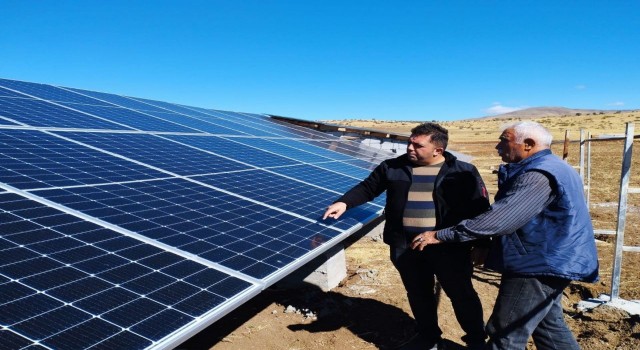 Arazisini düşük maliyetle sulamak için tarlasına güneş enerjisi kurdu