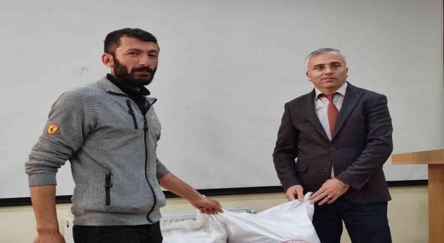 Ardahanlı çiftçilere kavılca buğdayı tohumu ve arı kovanı dağıtıldı