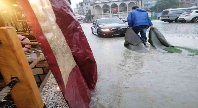 Arhavide şiddetli yağmur su taşkınlarına neden oldu