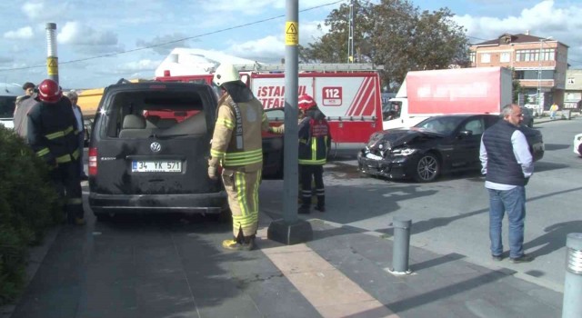 Arnavutköyde 2 araç kavşakta bir birbirlerine girdi: 3 yaralı