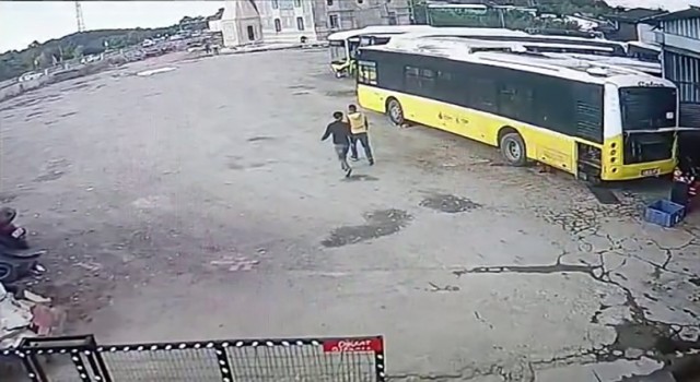 Arnavutköyde 2 kişi park halindeki otobüslerin aküsünü çaldı