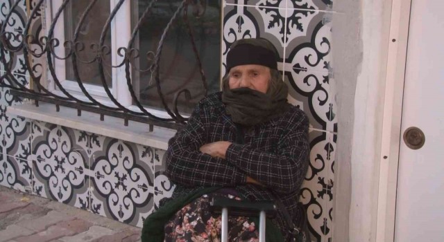 Arnavutköyde ev sahibinin oturdukları daireyi satmasıyla 84 yaşındaki çift dışarıda kaldı