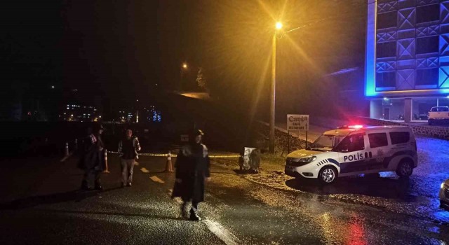 Artvinde taşan dere bazı köy yollarını ulaşıma kapattı