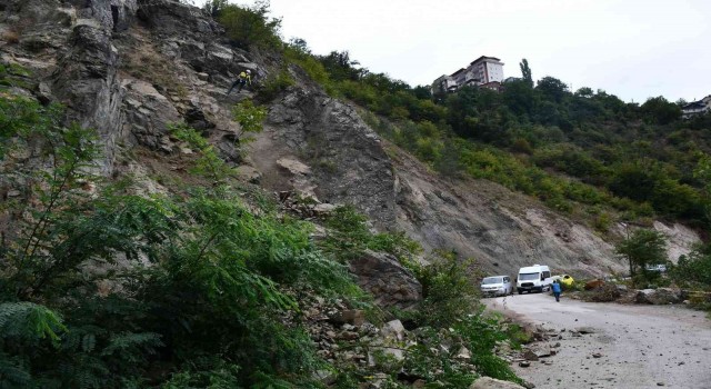 Artvinde yamaçtan bulunan tehlikeli kayalar düşürüldü