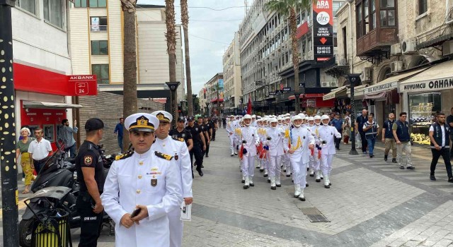 Askeri öğrencilerinden bandolu geçiş