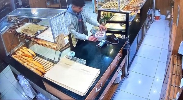 Askıda ekmek kumbarasını çalan şüpheli kameraya yansıdı
