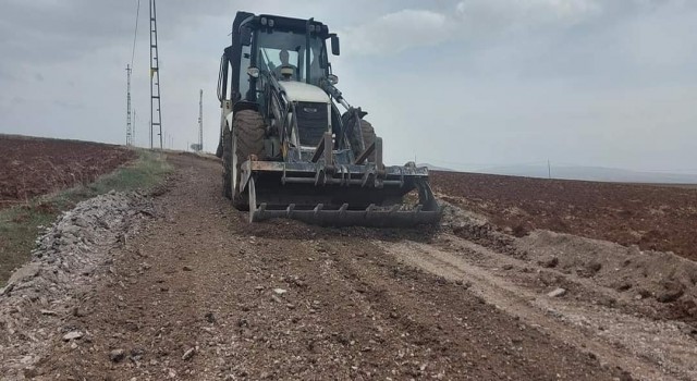 Aslanapada atık asfalt malzemeler arazi yollarında değerlendiriliyor