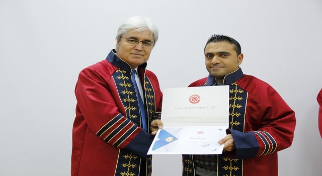 Atamaları yapılan akademisyenler cübbelerini giydi