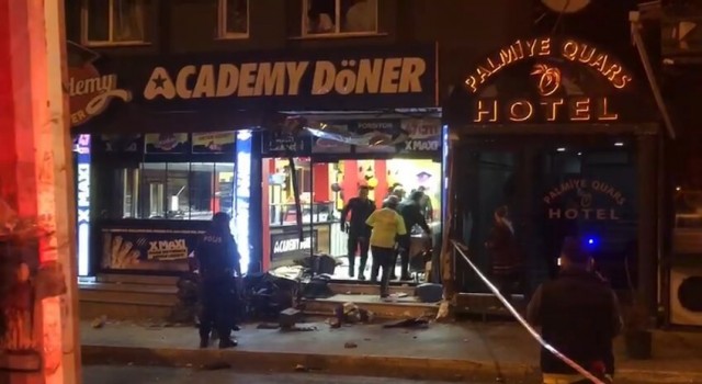 Ataşehirde aracının direksiyon hakimiyetini kaybeden kamyonet şoförü dükkana daldı: 1 ölü, 1 yaralı