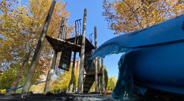 Ateşe verilen çocuk parkı kullanılmaz hale geldi