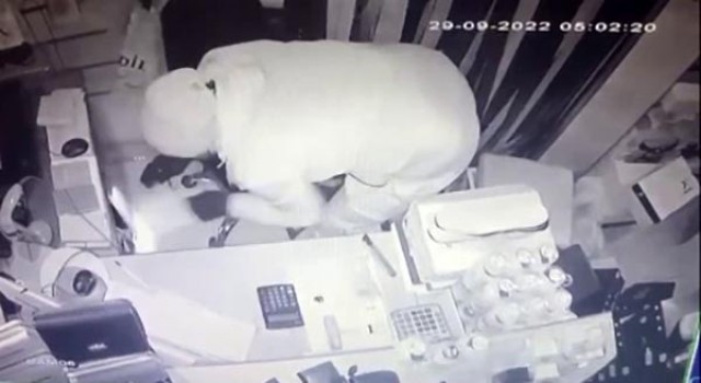 Avcılarda ayakkabı mağazasında hırsızlık kamerada