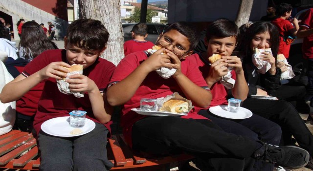 Aydında öğrencilerin balık ekmek keyfi