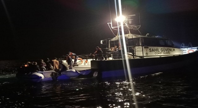 Ayvalık açıklarında 25 düzensiz göçmen kurtarıldı