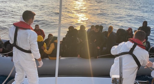 Ayvalık açıklarında 28 düzensiz göçmen yakalandı