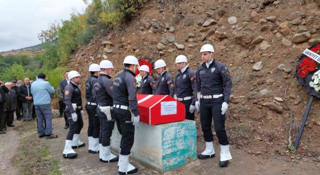 Ayvalıkta beyin kanaması nedeniyle hayatını kaybeden polis memuru memleketinde toprağa verildi