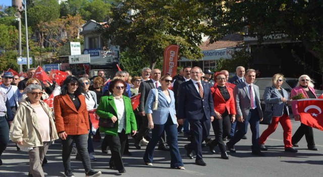 Ayvalıkta Cumhuriyet Bayramı etkinlikleri Cumhuriyet Yürüyüşü ile başladı