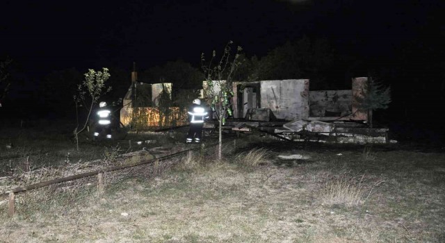 Bağ evi yanarak kullanılamaz hale geldi