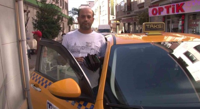 Bağcılarda taksici, aracında unutulan çantayı sahibine teslim etti