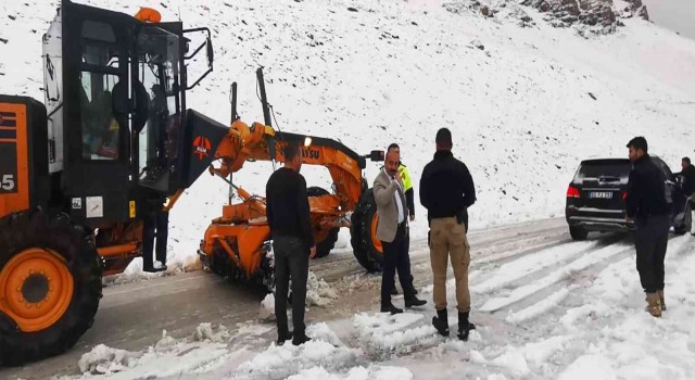 Bahçesaray Kaymakamı Alimoğlu 3 bin rakımlı Karabet Geçidinde