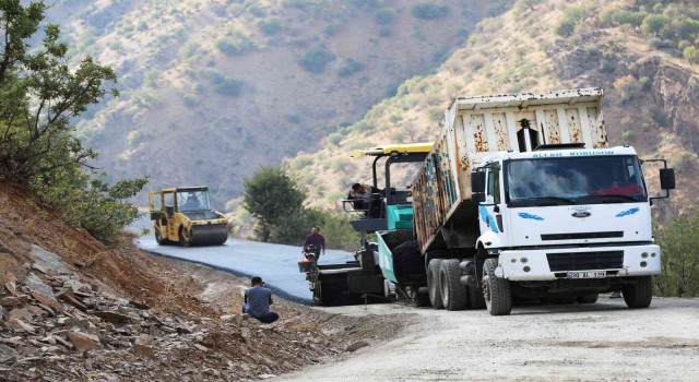 Bahçesaraydaki mahalleler tarihinde ilk kez asfaltla buluştu