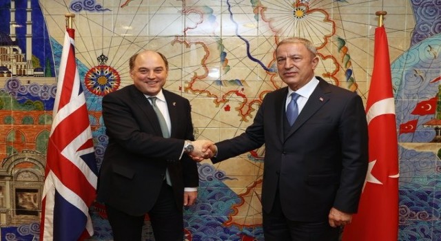 Bakan Akardan İngiltere Savunma Bakanı Wallaceye kutlama