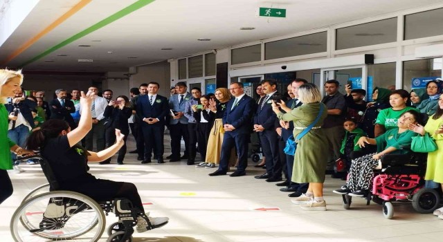Bakan Kasapoğlu serebral palsili öğrencileri ziyaret etti