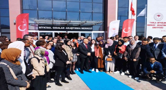 Bakan Kirişci Türkiyede öğrenim gören yabancı öğrencilerle bir araya geldi