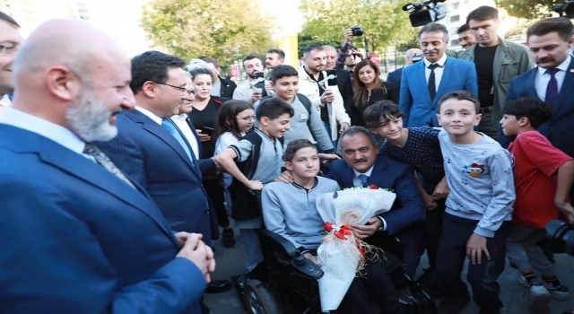 Bakan Özer, Kocasinanda ortaokul öğrencileriyle bir araya geldi