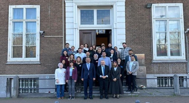 Bakan Özer, YLSY bursuyla Hollandada eğitim alan öğrencilerle bir araya geldi