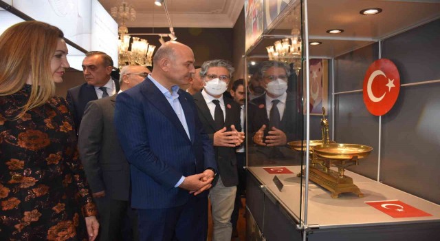 Bakan Soyluya Türk bayrağı hediyesi