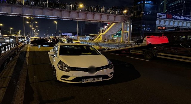 Bakırköy E-5teki kazanın görüntüleri ortaya çıktı: Makas atarken kaza yapan aracın motoru yola düştü