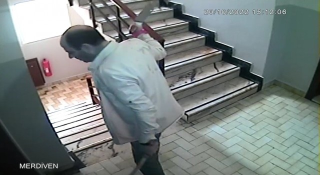 Bakırköyde elinde kılıç ve satırla insanlara saldıran avukat gözaltına alındı