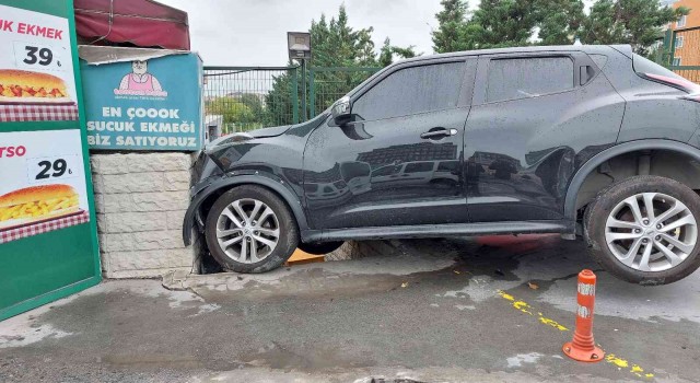 Bakırköyde kontrolden çıkan araç büfeye daldı