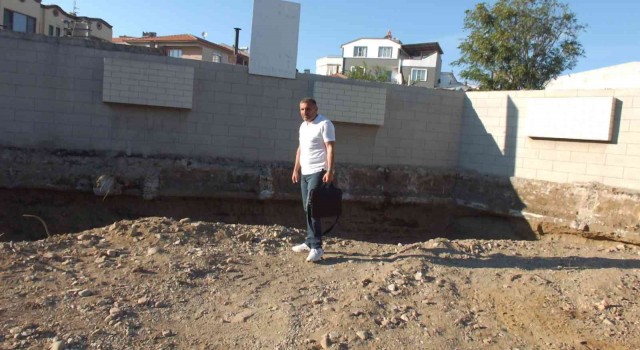 Balıkesirde hafriyat sırasında kemiklerin çıkması üzerine inşaat durduruldu