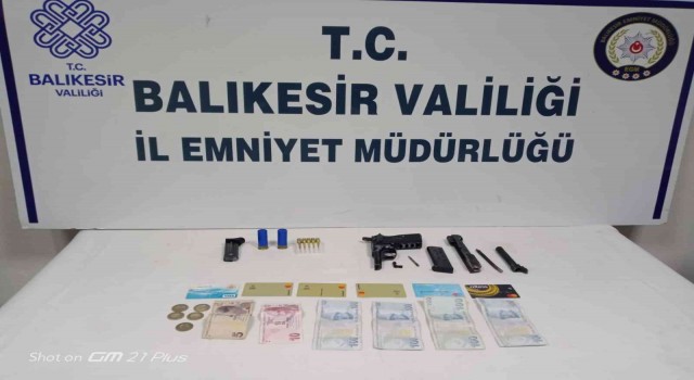 Balıkesirde polis 50 aranan şahsı yakaladı