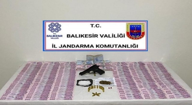 Balıkesirdeki uyuşturucu operasyonunda uyuşturucu madde ve 166 bin lira uyuşturucu parası ele geçirildi