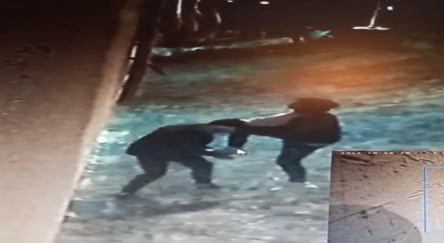 Balkonda asılı çamaşırları çaldılar