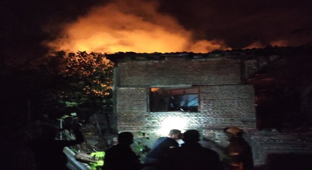 Bandırmada ahşap binada yangın